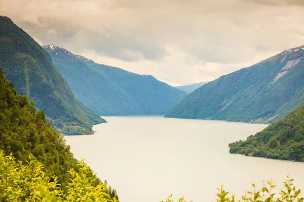 Krajobraz góry i fiord w Norwegii Zdjęcie Stockowe