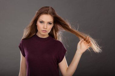 Karanlıkve saçlı çekici esmer kadın