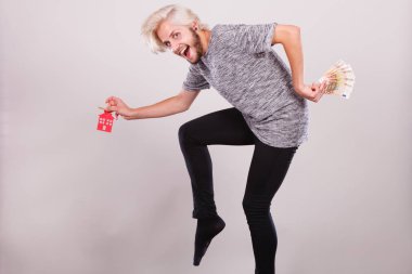 Eve para ve anahtarları tutan adam