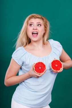 Kadın greyfurt narenciye meyve meme üzerinde tutar