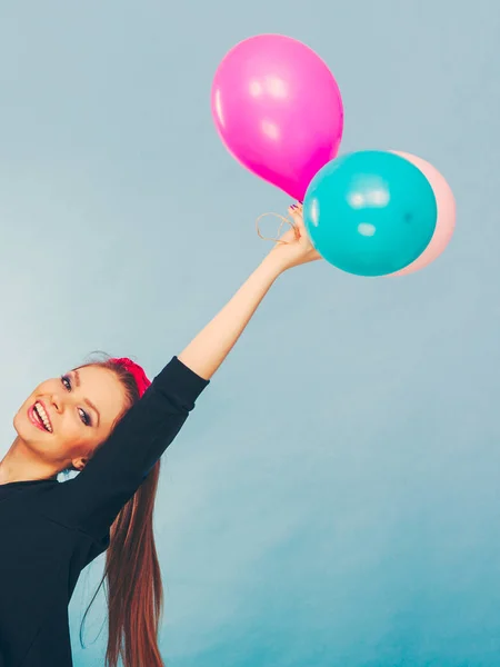 Ler galen tjej att ha kul med ballonger. — Stockfoto