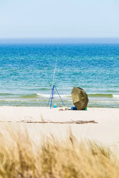 Fiskespö och tält vid havets strand — Stockfoto