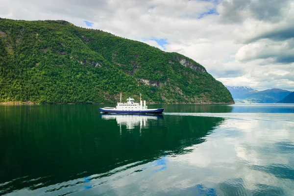 Navio de ferry boat no fiorde na Noruega — Fotografia de Stock