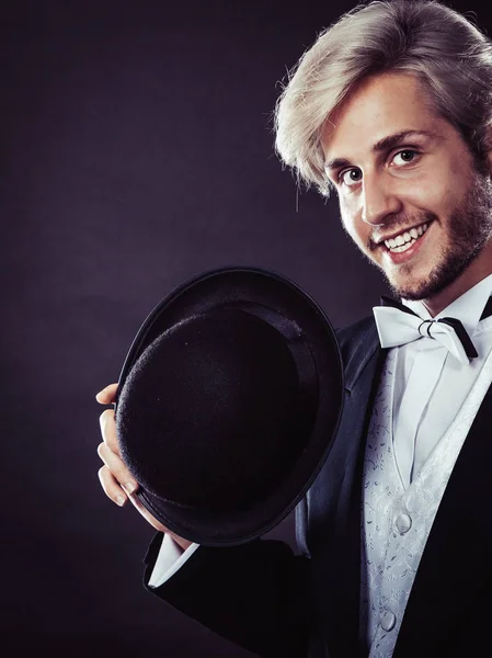 Elegant gekleideter Mann mit schwarzem Fedora-Hut — Stockfoto