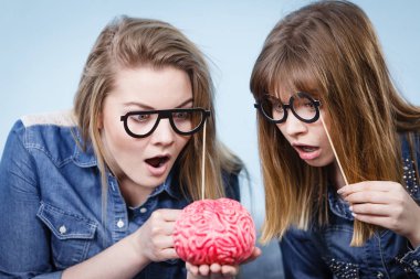 Düşünme iki çılgın kadın arkadaş