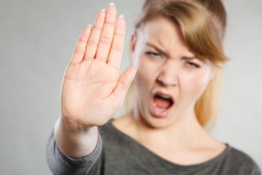 Erkek onun eliyle dur işareti gösterir.