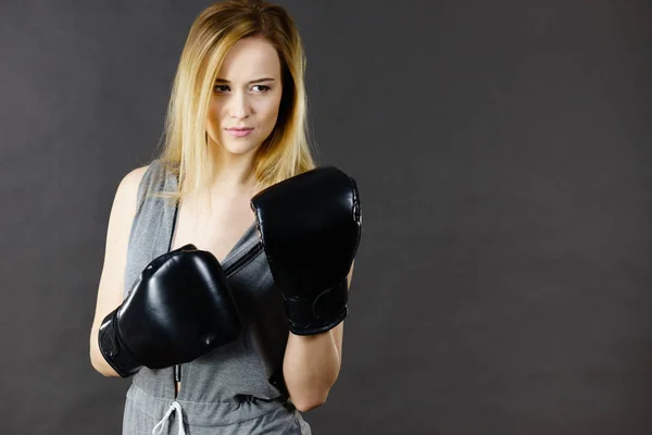 Boxer girl exercise with boxing gloves. — Stock Photo, Image