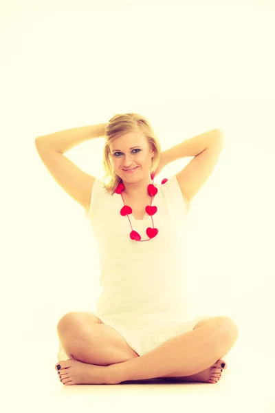 Mujer con pequeños corazones rojos. Caridad . —  Fotos de Stock