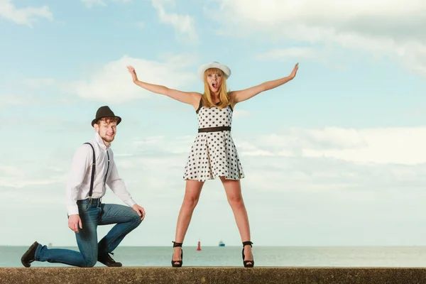 Loving couple retro style dating on sea coast — Stock Photo, Image