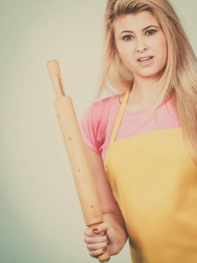 Oklava tutan önlük giyen kadın