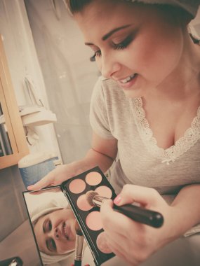 Banyo uygulanan kontur Bronzlaştırıcı fırça üzerinde kadında