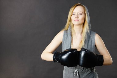 Boksör kız egzersiz ile boks eldivenleri.