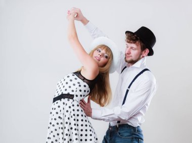 küçük mutlu bir çift dans