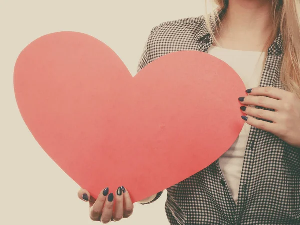 Mujer sosteniendo gran corazón rojo, signo de amor —  Fotos de Stock