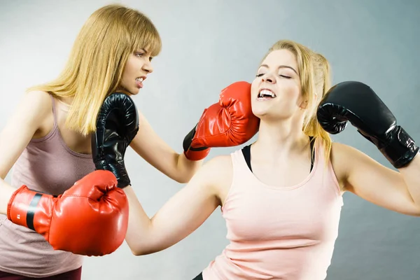 Två aggressiva kvinnor med boxning kamp — Stockfoto