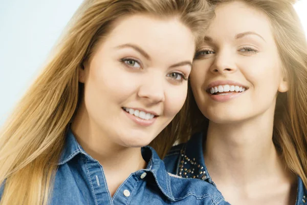 Dos amigas felices divirtiéndose —  Fotos de Stock