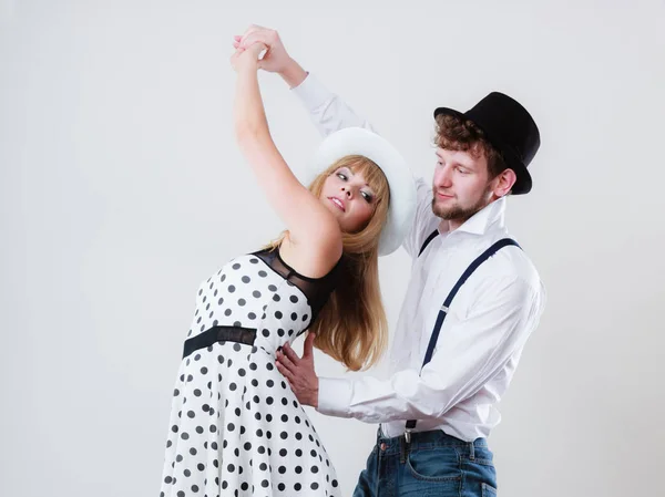 Joven feliz pareja bailando — Foto de Stock