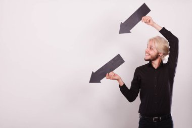 Aynı yönde iki oklar tutan adam