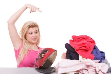 Sıkılmış kadın giysileri demir için işaret