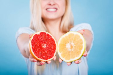 Kadın greyfurt narenciye meyve elinde tutan