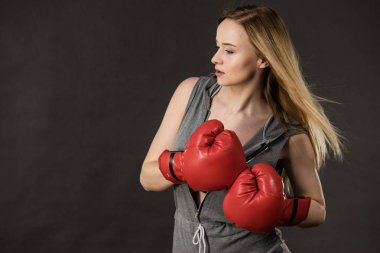 güzel bir kadın ile kırmızı Boks eldiveni