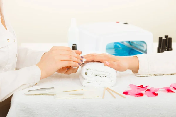 Mulher fazendo manicure usando removedor de esmalte — Fotografia de Stock