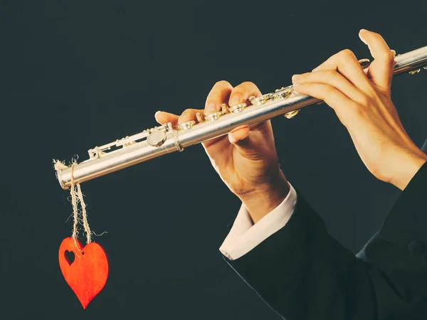 Flautista masculino con flauta y corazón. Melodía de amor — Foto de Stock