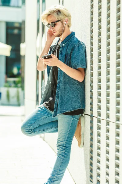 Hipster homem ouvindo música através de fones de ouvido — Fotografia de Stock