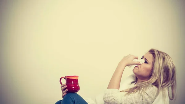 Wanita sedang sakit flu berbaring di sofa — Stok Foto