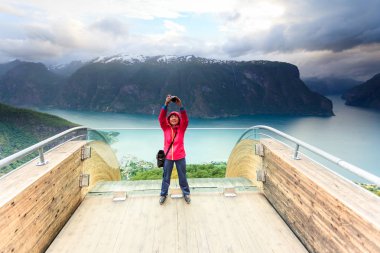 Turist fotoğrafçı ile fotoğraf makinesi Stegastein uyanık, Norveç
