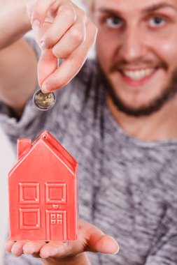 Gülümseyen adam evi servet para koyarak