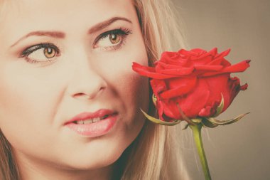 kırmızı gül melankolik seyir yüz yakın tutan kadın