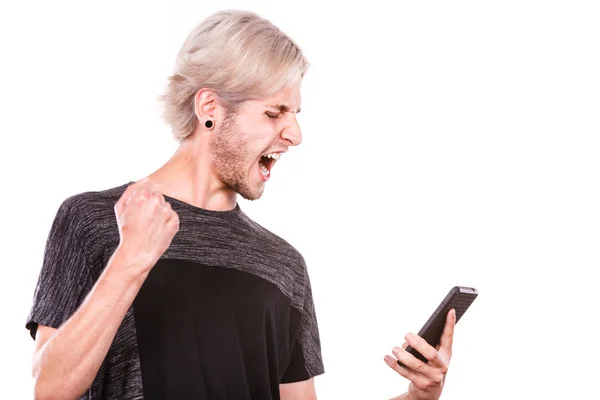Θυμωμένος άνθρωπος χρησιμοποιεί κινητό τηλέφωνο ανάγνωση μηνύματος — Φωτογραφία Αρχείου