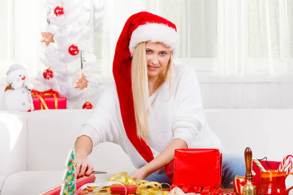 Genç kadın hediyeleri Noel için hazırlanıyor