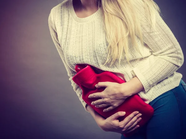 Vrouw gevoel maag krampen bedrijf heet waterfles — Stockfoto