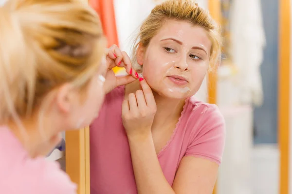 Mujer pelando la máscara de gel de la cara — Foto de Stock