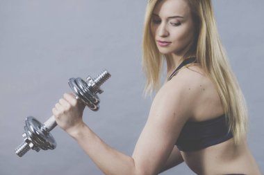 Fit kadın halterleri kaldırıyor.