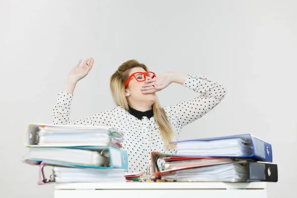 Sonnolenta donna d'affari in ufficio sbadigliando — Foto Stock