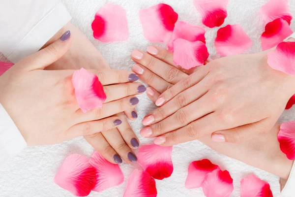 Vrouw presentatie van haar prachtige beschilderde gel hybride nagels — Stockfoto