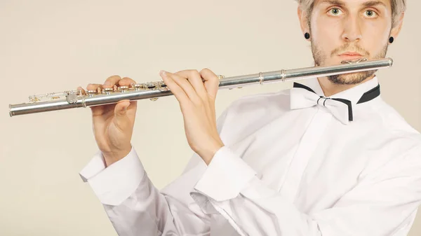 Флейта музика грає флейтиста музиканта виконавця — стокове фото