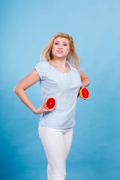 Lyckligt leende kvinna som håller röd grapefrukt — Stockfoto