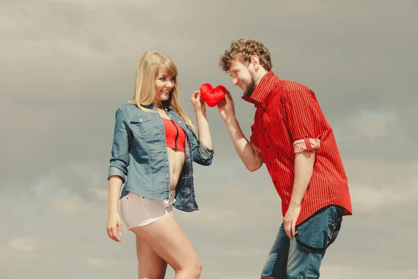 Para zakochanych posiada czerwone serce odkryty — Zdjęcie stockowe