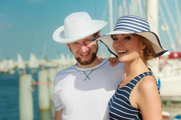 Toeristische paar in marina tegen jachten in de haven — Stockfoto