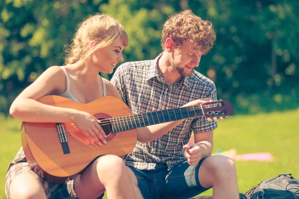 Junges Paar campt im Freien und spielt Gitarre — Stockfoto