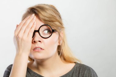 Korkmuş korkmuş genç erkek.