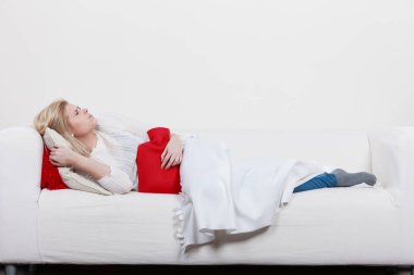 Cofa üzerinde yatan kadın duygu mide krampları