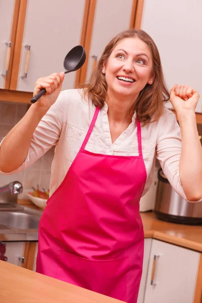 Casalinga con mestolo in cucina — Foto Stock