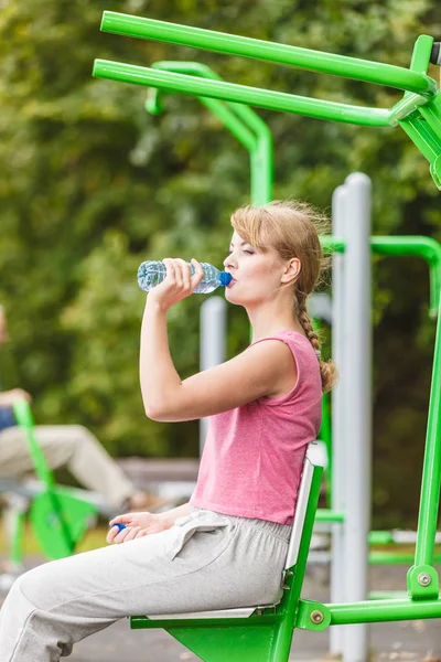 Woman with drinking water taking break. Fitness. — Stock Photo, Image