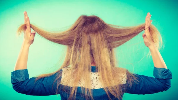 Mujer rubia jugando con el pelo . — Foto de Stock