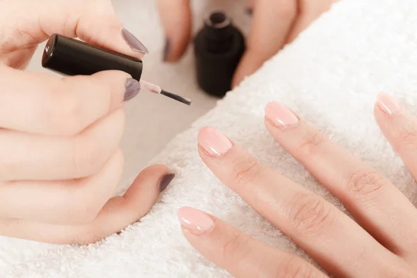 Vrouw in schoonheid salon getting manicure gedaan. — Stockfoto